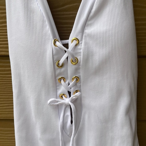 BECCA Modern Edge One Piece Swimsuit in White Size Large - Picture 4 of 9